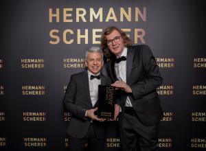 Fatih Yetgin empfängt den Excellence Award