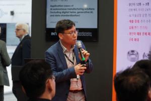 INTERX CEO Jungyoon Park presents use cases of AI-driven autonomous manufacturing.