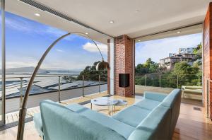Open Livingroom with expansive bay views, east bay home tours, aia east bay
