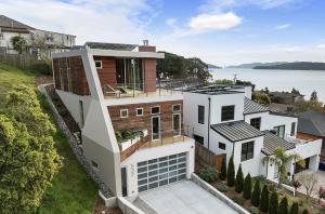 Terraced into the hillside at the end of a quiet Point Richmond street, this new contemporary home utilizes a reverse plan to capture dramatic bay views from the spacious top-floor great room