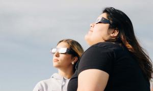 Las mujeres que ven el Eclipse total del  Sol