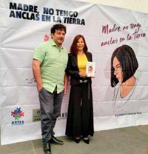 Renowned actor and psychologist Víctor Huggo Martín presented the book, offering profound reflections on the transformative work of Dra. Lizzy.
