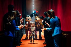 Yee Sun cheered on by Disney characters and cast members