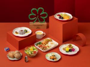 China Airlines’ vegan inflight meal, created with Michelin Green Star restaurant Yang Ming Spring, features Lion’s Mane Mushroom Satay with Coconut Rice, fresh salad, fruit, bread rolls, and dessert, displayed alongside a Michelin Green Star award