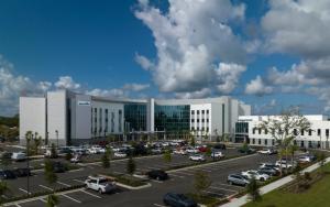 AdventHealth Palm Coast Parkway Hospital building in Palm Coast, FL, recognized as a National Blood Clot Alliance VTE Center of Excellence™️