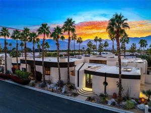 An overhead sunset view of a beautiful estate in Rancho Mirage, California