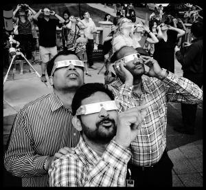 Los hombres que miran la imagen total solar eclipse