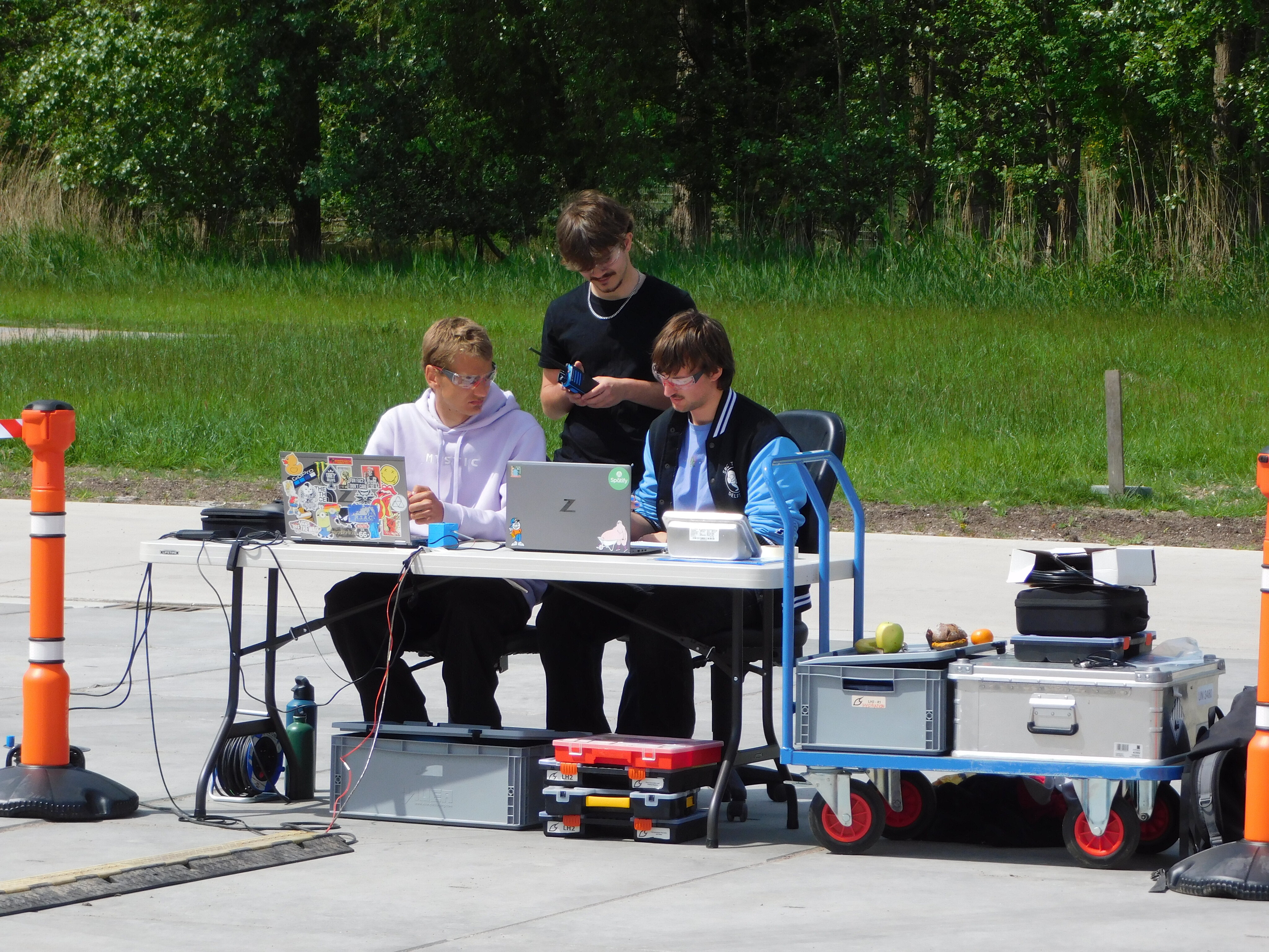 AeroDelft LH2 team members at the ground control station during powertrain testing, including Davide Mangini at the laptop