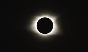 La corona del sol durante el Eclipse solar total