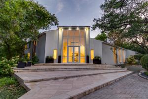 A Bud Oglesby-designed estate at 4524 Park Lane, offered for sale in Dallas, celebrates modernist principles on a grand 1.3-acre corner lot in Dallas.