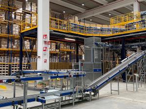 Photo of the inside of the OVS fulfillment center, highlighting the warehouse automation systems.