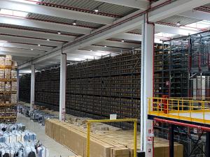 Photo of the Stingray shuttle aisles inside the OVS fulfillment center