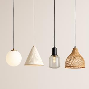 Cuatro lámparas colgantes decorativas con pantallas de metal, rattan, vidrio y LED sobre fondo claro