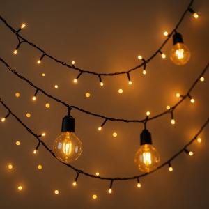 Luces LED decorativas tipo guirnalda iluminando un ambiente interior con estilo moderno y acogedor
