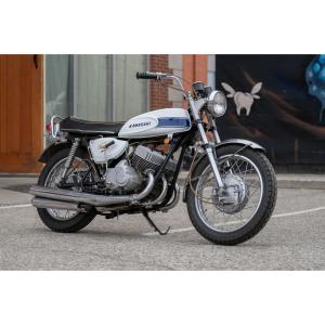1969 Kawasaki H1 Mach III 500cc motorcycle with striking dark blue livery, a 489cc air-cooled, two-stroke, inline engine breathing through three carburetors. Estimate: CA$22,000-$26,000.