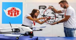Deux ingénieurs en robotique exposent des drones innovants, dont un drone sphérique de sécurité et un drone à ailes fixes, lors de la Maker Faire Rome. Salon européen de la technologie, de l’innovation et de la fabrication numérique.