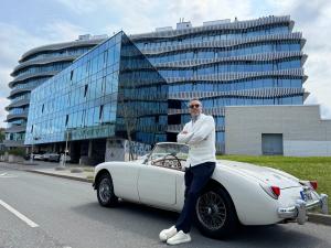 Gustavo DriveXi kontori maja ees