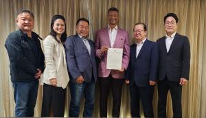 Executives from Emtel Energy USA and Cosnet pose with the APEC 2025 acceptance letter from Governor Cheol-WooLee