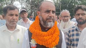 Mahmood Alam addressing supporters or with community members