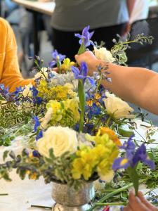 Althea Wiles teaches participants in her "Floral Design FUNdamentals" workshop during Art in Bloom weekend, where attendees created arrangements inspired by Clara Driscoll's Wisteria Table Lamp. Photo courtesy of ©AltheaWiles.