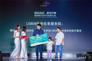 Dr. Zhu Haogang is granting the child with congenital heart disease lifelong premium service by LEBEN