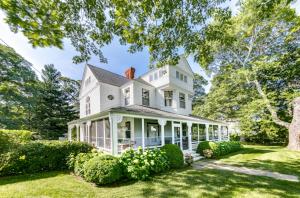 8 Gardiner Way Victorian in Dering Harbor Village