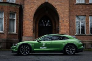 Hydro and German sports car manufacturer Porsche AG are gearing up their joint efforts to further decarbonize the supply chain of Porsche’s sports cars. Photo: Marcus Valeur/Porsche