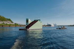 Trosten, Oslo’s award-winning floating sauna, features a striking façade crafted from Hydro CIRCAL—premium recycled aluminum made with at least 75% post-consumer scrap. Photo: Einar Aslaksen