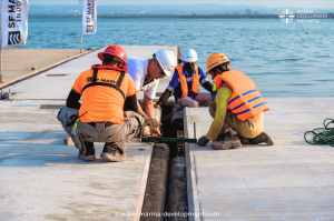 Di tengah pembangunan Bali Benoa Marina, terjadi momen berharga saat keahlian dari SF Marina (Swedia) diturunkan langsung kepada insinyur lokal, dengan dukungan teknis dari Marina Development Indonesia