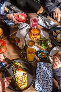 Indulge in an intimate wine experience at this elegant establishment just blocks from the Empire State Building. Known for exquisite wine and chocolate pairings, Ayza offers a sophisticated indoor retreat with weekend brunch and a Parisian-inspired atmosp