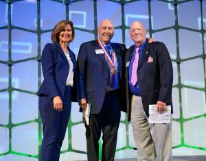 Bill Nasgovitz receiving Teen Financial Champion Award