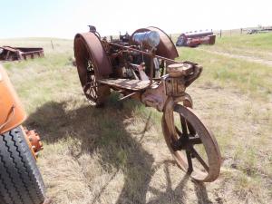 Circa 1918-1922 Happy Farmer Model A tractor. Tricycle style front wheel. Exposed block. Full steel. For restore.