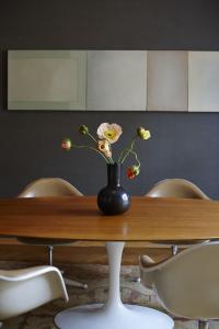 Photo of a dining table, in a space designed by Jet Hruby