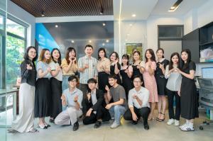 The ExtendMax Vietnam team celebrates their milestone 10th anniversary and 10 wins, including five Golds, at the 2025 IBA Stevie Awards.