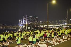 Night Fun Run Across Gwangan Bridge – Neon-clad runners take part in a night fun run across the Gwangan Bridge under city lights in Busan, South Korea. (Source: KNN)