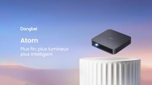 Projecteur Dangbei Atom, un projecteur laser ultra-fin et portable avec Google TV et Netflix certifié. Épaisseur de seulement 1,87 pouces, poids de 1,28 kg, offrant une image Full HD 1080p, 1200 lumens ISO et un grand écran jusqu’à 180 pouces.