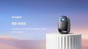 Proiettore Dangbei N2 mini, compatto e moderno, con certificazione ufficiale Netflix per l’intrattenimento domestico, presentato su un piedistallo bianco con sfondo cielo.