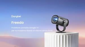 Immagine del proiettore portatile Dangbei Freedo, mostrato su un piedistallo bianco con sfondo colorato al tramonto, accompagnato dal testo “Proiettore portatile Google TV per la massima libertà di visione senza limiti”.