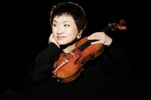Violinist Kyung-Wha Chung, photo by Simon Fowler