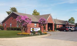 Exterior wide shot of building of The Recovery Team - North Little Rock