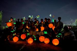 Nella stagione della Pioggia del Grano, abitanti indigeni e studenti illuminano la notte con anthurium splendenti mentre ispezionano le strutture di irrigazione.