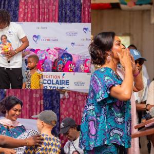 Distribution de kits scolaires aux enfants par la Fondation La Colombe dans le cadre de son engagement pour l'éducation en RDC.
