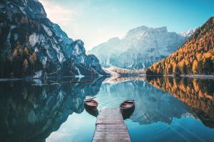 Self guided hiking Dolomites – hikers at Lake Braies, starting point of Alta Via 1 self guided trek with Dolomites hut booking.