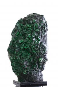 One of the largest and most valuable emerald "cangas" ever found in Brazil will be sold in an online auction for USD 19 milion.
