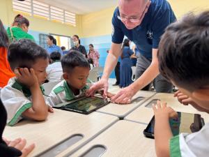 Jake Whiddon teaching children with Studycat English App.