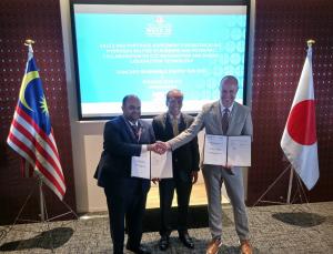L-R: Mr Datuk Khairuddin Bin Tan Sri Mohd Hussin, CEO of Concord Group, Mr Dato’ Haji Mad Zaidi bin Mohd, Malaysia’s Secretary General - Ministry of Energy Transition and Water Transformation and Mr Niels Jensen, CEO of Biogasclean sign the agreement