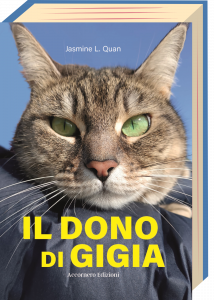 "Sulla copertina del libro 'Il Dono di Gigia', un'immagine di Gigia che fissa il lettore. I suoi intensi occhi verde smeraldo sono in primo piano, catturati mentre guardano dritto verso chi osserva, creando una connessione immediata e emotiva.