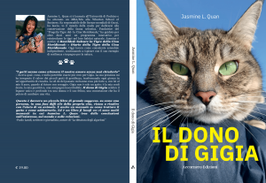 COPERTINA DEL LIBRO "IL DONO DI GIGIA"  COPERTINA ANTERIORE (Front Cover): Un ritratto ravvicinato di Gigia che fissa intensamente il lettore. I suoi ipnotici occhi verde smeraldo sono in primo piano, catturati in un momento di diretta connessione con chi