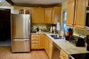 4 BR/2.5 BA home on .26 +/- acre cul-de-sac lot in the Hunters Creek subdivision of Fairfax County, VA. This home measures 1,810 +/- gross sf. and features an eat-in kitchen (all appliances convey); dining room; living room; den w/fireplace (wood stove conveys)