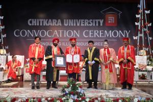Dr. Raghavendra Hunasgi receiving the honor